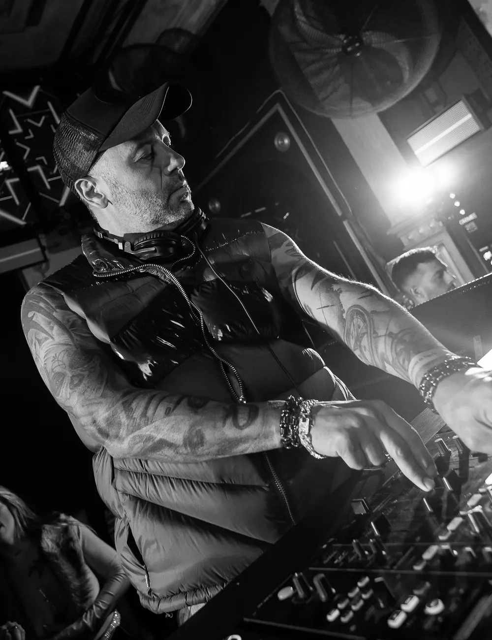 Hachede durante un show en blanco y negro